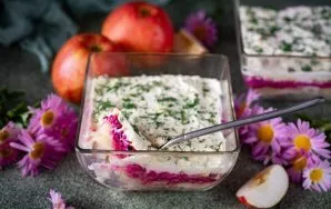 Paruoštą mišrainę 2 valandoms padėkite į šaldytuvą, kad visi sluoksniai gerai įsigertų į majonezą, tada patiekite.