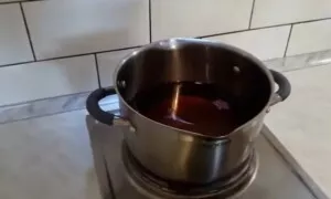 Sultis reikia nupilti ir uždėti ant viryklės. Užvirinkite ir virkite 2–3 minutes, tada užpilkite ant braškių. Tuo tarpu sterilizuokite st...