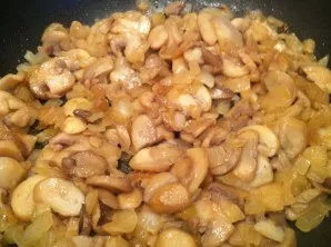 Kol bulvės verda, nulupkite svogūną ir pakepinkite jį augaliniame aliejuje, tada sudėkite pjaustytus grybus ir kepkite 15 minučių.