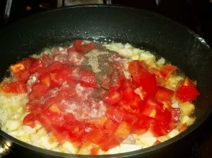 Smulkiai supjaustykite pomidorą ir svogūną, sudėkite į keptuvę kartu su malta mėsa ir cukinijos minkštimu. Įberkite druskos, pipirų pagal...