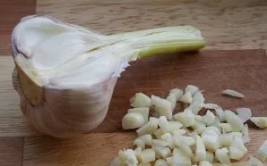 Nulupkite ir susmulkinkite česnaką.