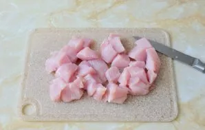 Kalakutienos mėsą supjaustykite gabalėliais.
