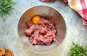 Kalakutienos filė supjaustykite gabalėliais ir sumalkite vidutinio rupumo mėsmale. Sudėkite faršą į dubenį ir įmuškite kiaušinį.