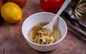 Pirmiausia paruoškite marinatą žuviai. Paimkite nedidelį dubenėlį ir supilkite į jį šiek tiek bekvapio augalinio aliejaus. Įmaišykite šie...