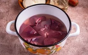 Kepenėles supjaustykite kąsnio dydžio gabalėliais, sudėkite į puodą su vandeniu ir virkite, kol suminkštės. Patikrinkite, ar jos išvirusi...