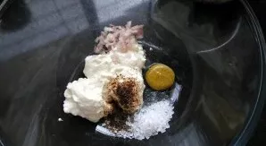 Atskirame dubenyje sumaišykite kreminę varškę, juoduosius pipirus, citrinos sultis, garstyčias, cukrų ir smulkintą svogūną.