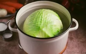 Dideliame puode užvirinkite vandenį ir kelioms minutėms įdėkite į jį kopūsto galvą.