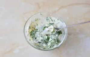 Sumaišykite minkštą kreminį sūrį su smulkintomis žolelėmis. Įberkite druskos ir prieskonių pagal skonį. Sumaišykite visus ingredientus.