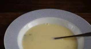 Atskirame dubenyje išplakite kiaušinius, supilkite actą ir pieną. Išplakite ingredientus.