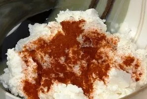 Į salotų dubenį sudėkite šviežią varškę, pabarstykite druska ir paprika, tada gerai sutrinkite šakute.