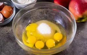 Dideliame dubenyje išplakite kiaušinius ir įberkite druskos bei cukraus.