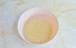 Įmuškite kiaušinius į dubenį. Įberkite druskos ir prieskonių. Plakite iki putų.