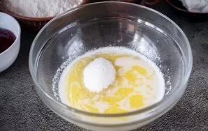 Pirmiausia paruoškite tešlą. Ištirpinkite sviestą puode ant silpnos ugnies dubenyje, tada suberkite 40 gramų cukraus. Viską gerai išmaišy...