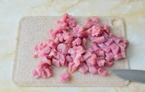 Kalakutienos mėsą supjaustykite mažais gabalėliais.