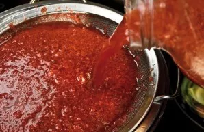 Po 5–7 dienų turėtų pasirodyti fermentacijos požymiai (putos paviršiuje, šnypštimas, misos kvapas). Dabar nupilkite sultis, atskirdami ja...