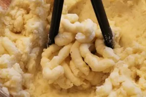 Į karštas virtas bulves įdėkite sviesto, sutrinkite, tada užpilkite šiltu pienu. Sutrinkite iki bulvių košės. Nepamirškite pagardinti dru...