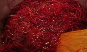 Nulupkite burokėlius, sutarkuokite juos juostelėmis ir sudėkite į kitas daržoves. Troškinkite mišinį ant labai silpnos ugnies lygiai 40 m...
