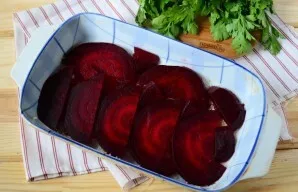 Virtus burokėlius supjaustykite plonais griežinėliais arba pusiau (apie 5-6 mm storio). Sudėkite burokėlius į formos dugną. Užpildykite t...