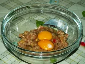 Leiskite įdarui atvėsti, supilkite jį į dubenį ir įmuškite du kiaušinius.