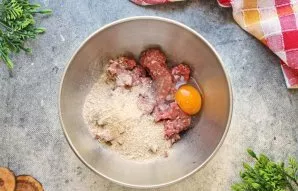 Suberkite džiūvėsėlius į dubenį.