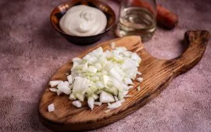 Kol verda kepenėlės, supjaustykite svogūną mažais kubeliais.