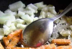 Kepkite pjaustytus svogūnus ir morkas augaliniame aliejuje.