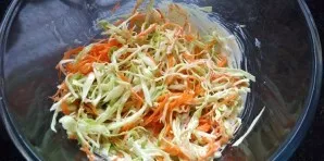 Į kopūstus ir morkas įmaišykite varškės mišinį.