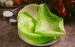 Tada atsargiai atskirkite kopūstų lapus.