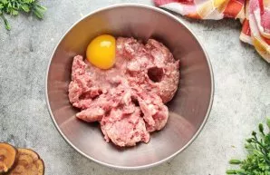 Sudėkite maltą mėsą į dubenį. Aš naudojau kiaulieną ir jautieną, bet galite naudoti jautieną, kiaulieną ar net paukštieną. Į maltą mėsą į...