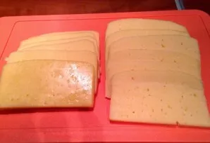 Sūrį taip pat supjaustykite mažais griežinėliais.