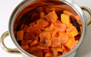 Sudėkite nuplautus džiovintus abrikosus. Didesnius abrikosus galima perpjauti per pusę.