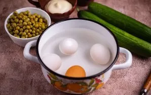 Išvirkite kiaušinius.