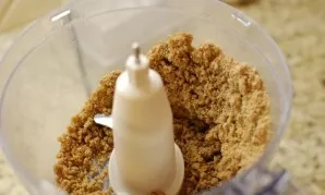 Į virtuvinį kombainą suberkite likusį rudąjį cukrų, likusius miltus, 0,5 arbatinio šaukštelio druskos, likusį cinamoną ir sviestą. Sumaiš...