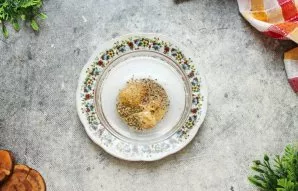 Įberkite druskos, provanso žolelių, juodųjų pipirų ir gerai išmaišykite, kol susijungs.