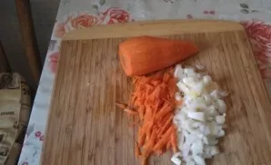 Svogūną supjaustykite mažais kubeliais. Morkas supjaustykite plonomis juostelėmis (galite jas sutarkuoti vidutinio rupumo tarka).