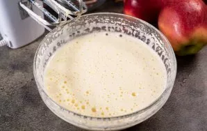 Šiuos ingredientus plaktuvu išplakite iki purumo. Aš savuosius plakiau apie dvi minutes.