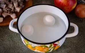 Kiaušinius sudėkite į puodą su vandeniu ir virkite, kol kietai išvirs.