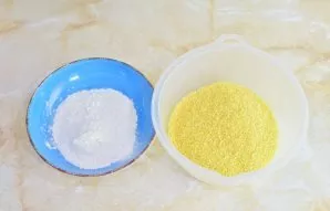 Tada į du atskirus dubenis suberkite miltus ir džiūvėsėlius.