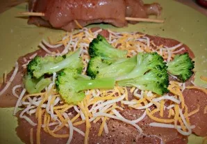 Nuimkite plėvelę ir filė pagardinkite druska bei pipirais. Sūrį sutarkuokite vidutinio rupumo tarka ir užtepkite ant kiekvienos pusės. An...