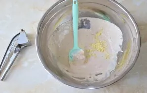 Nulupkite kelias česnako skilteles ir perspauskite jas per presą. Sumaišykite visus ingredientus.