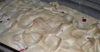 Atvėsusius kiaušinių baltymus plakite mikseriu su cukraus pudra ir druska iki standžių putų. Tada sudėkite jas ant braškių ir kepkite pyr...