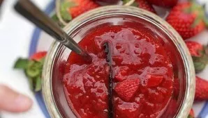 Atvėsinkite gatavą braškių-pomidorų uogienę ir galite ją paragauti.