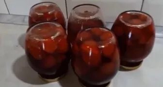 Supilkite uogienę į stiklainius. Uždarykite dangteliais ir apverskite, kol visiškai atvės.