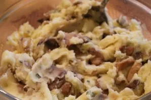 Dabar į bulves sudėkite grybų įdarą ir smulkiai supjaustytas žoleles ir viską išmaišykite.