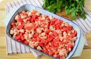 Svogūną supjaustykite kubeliais ir kepkite ant vidutinės ugnies, kol taps permatomas. Virtą vištienos krūtinėlę supjaustykite mažais gaba...