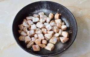 Mėsos sultys pamažu išgaruos. Mėsa pradės kepti. Pabarstykite kalakutieną krakmolu ir išmaišykite.