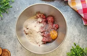 Maltą kalakutieną pagardinkite druska ir pipirais.