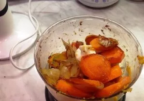 Dabar laikas sudėti keptas daržoves į trintuvą.