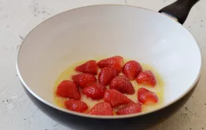 Sudėkite braškes. Kepkite apie 2 minutes, švelniai maišydami.