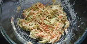 Viską gerai išmaišykite ir patiekite.